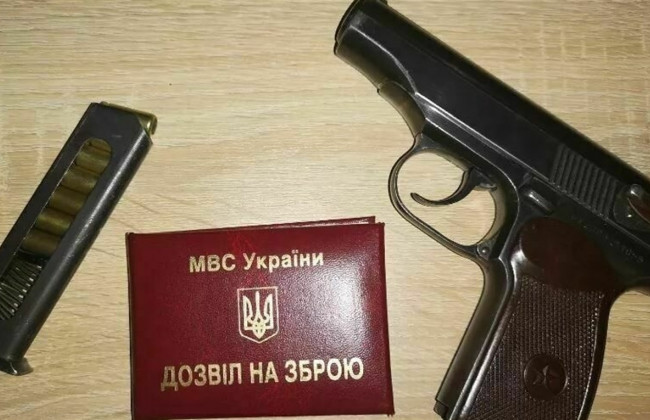 В Окружному адмінсуді іноземець оскаржує порядок придбання зброї в Україні