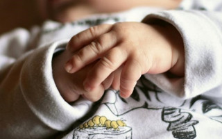 Під Києвом немовля викинули у сміттєвий бак: що відомо про жахливий інцидент