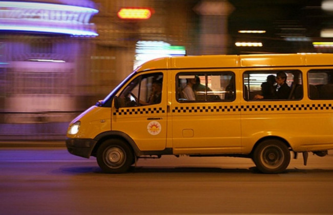 Виривали волосся та били в обличчя: у Дніпрі в маршрутці жорстоко побили дівчину, відео