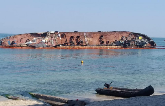 В Одессе не смогли поднять затонувший танкер Delfi