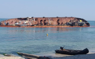 В Одессе не смогли поднять затонувший танкер Delfi