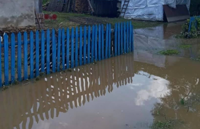 На Тернопільщині через негоду підтопило подвір’я селян: фото