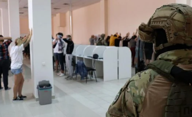 Викрадали гроші клієнтів банків: у Маріуполі викрили шахрайський сall-центр