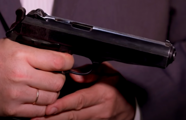 В Днепре мужчина ударил 11-летнюю девочку и угрожал пистолетом: ребенка забрала «скорая»