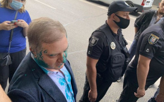 Під Радою нардепа від ОПЗЖ облили зеленкою: поліція затримала підозрюваних
