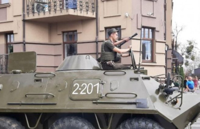 Захват заложников в центре Луцка: силовики стягивают военную технику, фото и видео