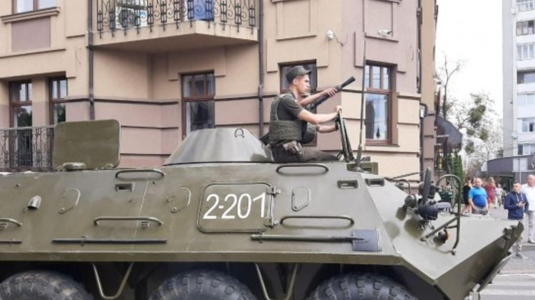 Захват заложников в центре Луцка: силовики стягивают военную технику, фото и видео