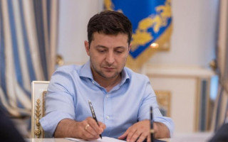 Зеленський підписав закон, що дозволяє лікарям-інтернам надавати меддопомогу в закладах охорони здоров’я