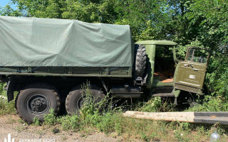 Военный КрАЗ въехал в легковушку: в ДТП погибли водитель и ребенок, фото