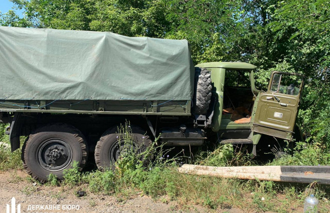Военный КрАЗ въехал в легковушку: в ДТП погибли водитель и ребенок, фото