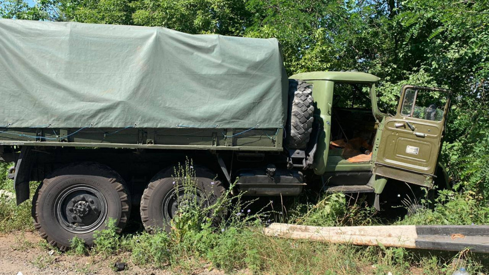 Военный КрАЗ въехал в легковушку: в ДТП погибли водитель и ребенок, фото