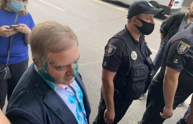 Під Радою нардепа від ОПЗЖ облили зеленкою: поліція затримала підозрюваних