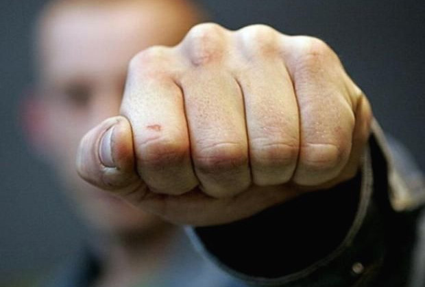 Били до втрати свідомості: на Одещині троє молодиків накинулися на патрульного