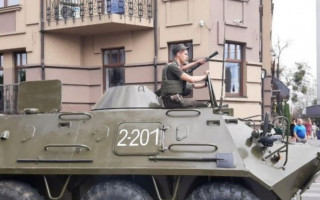 Захват заложников в центре Луцка: силовики стягивают военную технику, фото и видео