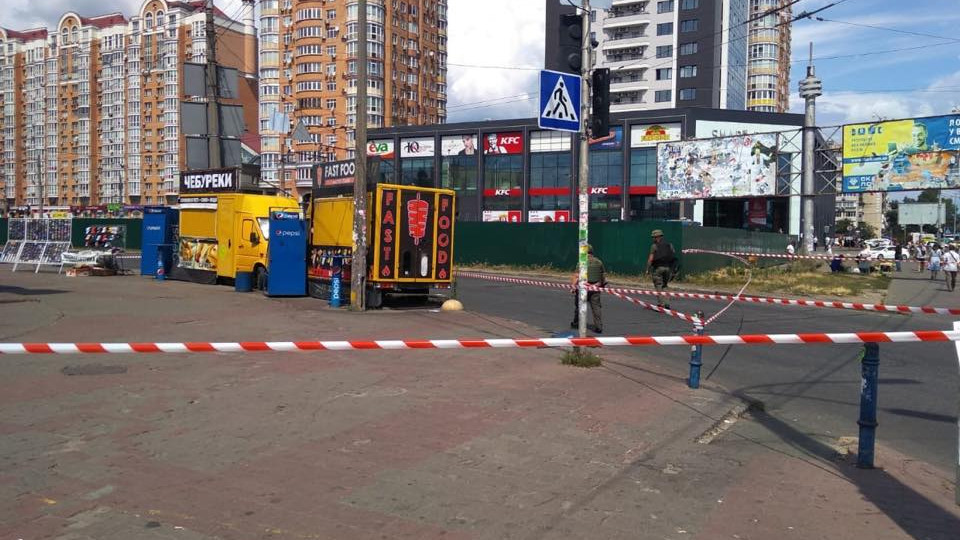 В Киеве на рынке была заложена бомба: местные жители услышали взрыв, фото, видео