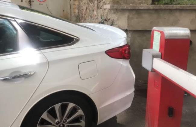 В Киеве «герой парковки» заблокировал единственный проход во двор, видео