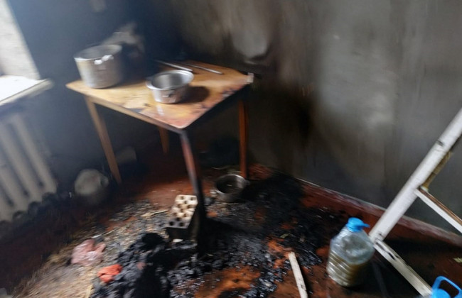 В Днепре вспыхнул пожар в квартире: спасатели вынесли пожилого мужчину