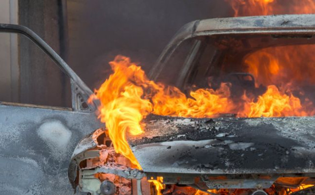 В Киеве на дороге загорелось и взорвалось авто, видео