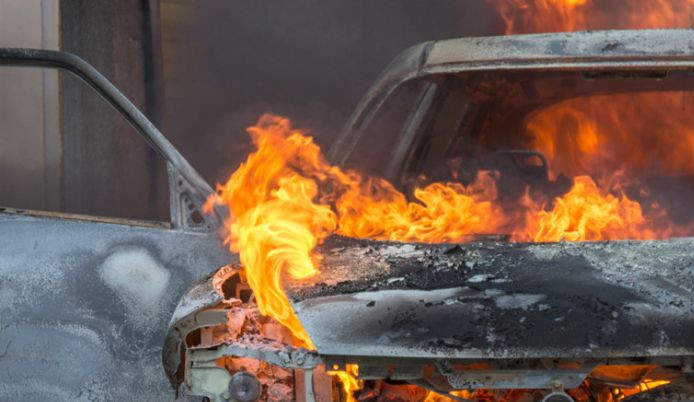 В Киеве на дороге загорелось и взорвалось авто, видео