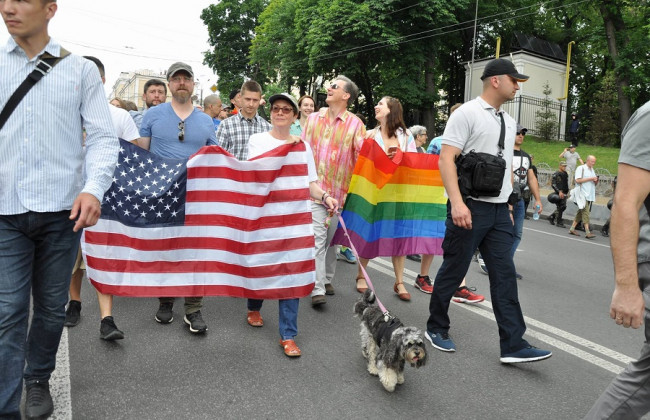 За участие в гей-параде чиновнику будет грозить 136 тысяч штрафа