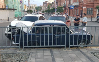 Элитное ДТП в Днепре: два дорогих Infiniti влетели в один автомобиль Жигули, фото