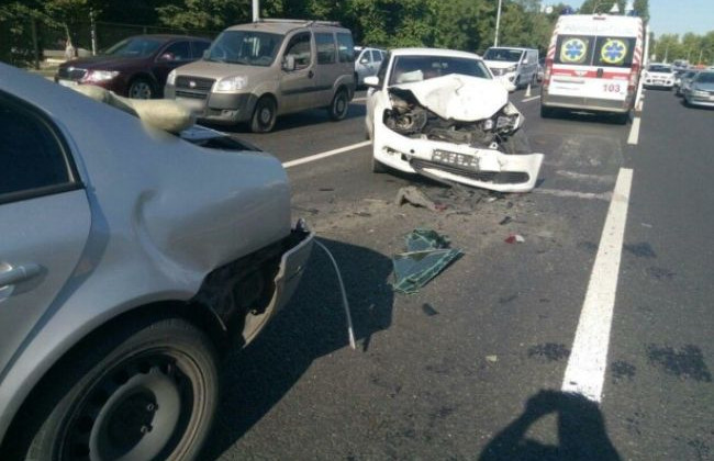 В Киеве пьяный водитель устроил серьезное ДТП, фото