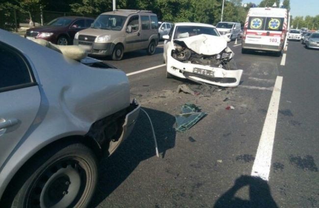 В Киеве пьяный водитель устроил серьезное ДТП, фото