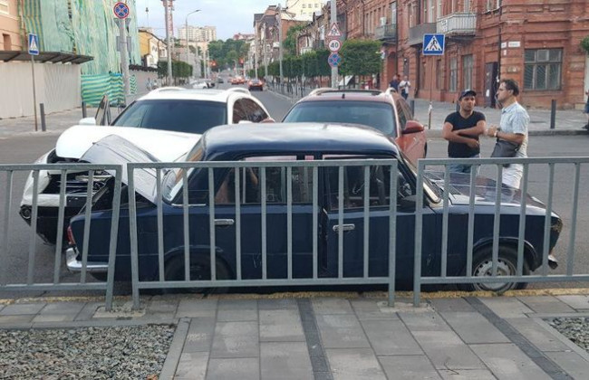 Элитное ДТП в Днепре: два дорогих Infiniti влетели в один автомобиль Жигули, фото