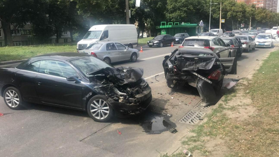 Серьезное ДТП в Харькове: столкнулись сразу 5 автомобилей, фото