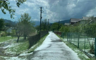 Горный курорт Яремче засыпало градом: появилось видео