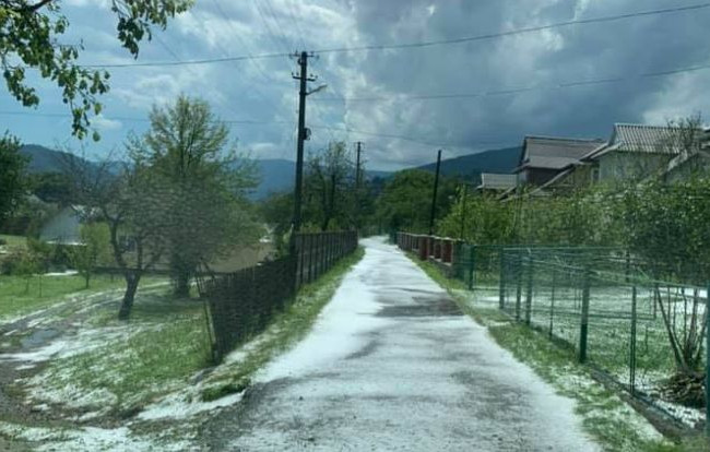 Горный курорт Яремче засыпало градом: появилось видео