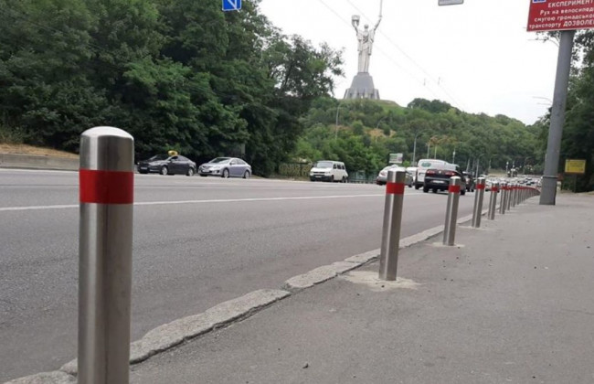 Борьба с «героями парковки»: в Киеве устанавливают антипарковочные столбики