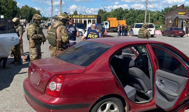 Погрожували й вимагали повернути борг: у Харківській області затримали злочинне угруповання
