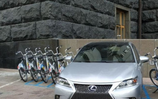 Киевлян возмутил «герой парковки» на Lexus, фото