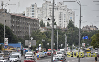 В Киеве поймали дерзкого нарушителя ПДД, который на мосту остановил десятки машин: видео
