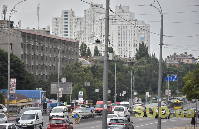 В Киеве поймали дерзкого нарушителя ПДД, который на мосту остановил десятки машин: видео