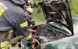 В столице во время движения загорелась иномарка