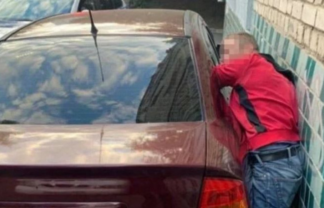 Застряг у вікні авто: у Києві затримали горе-грабіжника