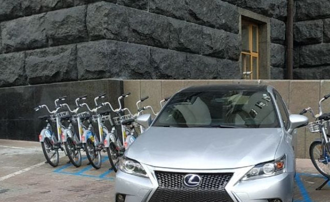 Киевлян возмутил «герой парковки» на Lexus, фото