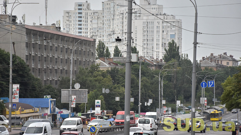 В Киеве поймали дерзкого нарушителя ПДД, который на мосту остановил десятки машин: видео