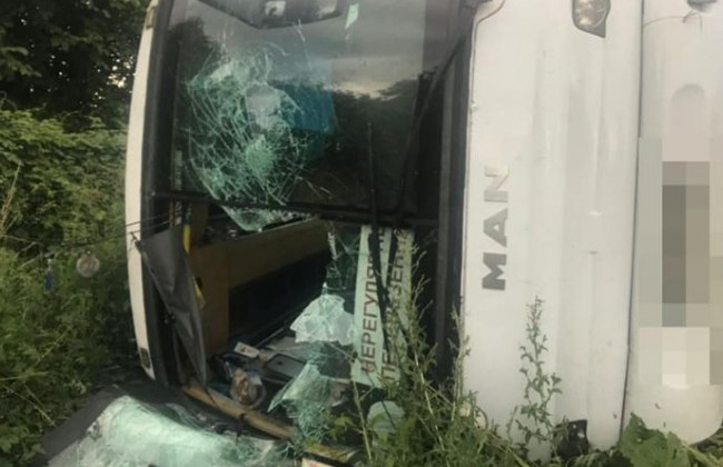 Смертельна ДТП на Київщині: зіткнулися вантажівка, автобус і легковик, відео