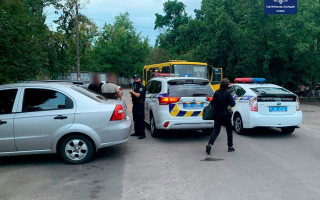 Рулили по очереди: в Киеве двое парней угнали маршрутку «Богдан», видео