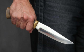 В Харькове пьяный мужчина с ножом угрожал прохожим и бросался под машины