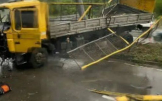 Серьезное ДТП в Киеве: легковушка на скорости врезалась в грузовик, видео