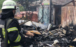 В Киеве из-за мусора сгорело два гаража: фото