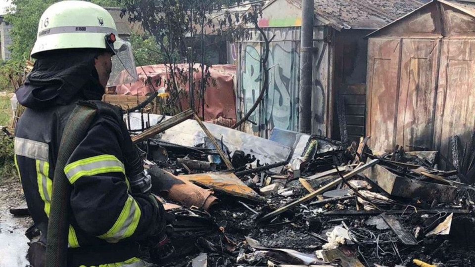 В Киеве из-за мусора сгорело два гаража: фото