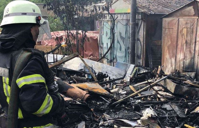 В Киеве из-за мусора сгорело два гаража: фото