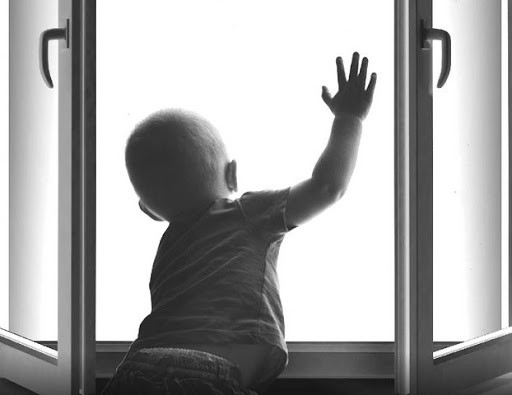 Трагедия в Одессе: из окна шестого этажа выпал годовалый ребенок