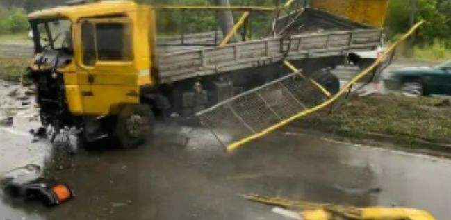 Серьезное ДТП в Киеве: легковушка на скорости врезалась в грузовик, видео