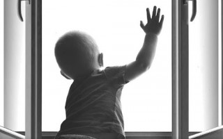 Трагедия в Одессе: из окна шестого этажа выпал годовалый ребенок